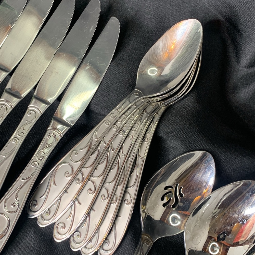Oneida MANDERLY 28 piece Oneida flatware and serving set - Picture 3 of 12